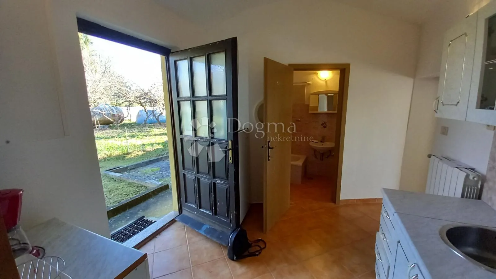 prostrana kuća s dva apartmana u mirnom okruženju blizu brtonigle - slika 30