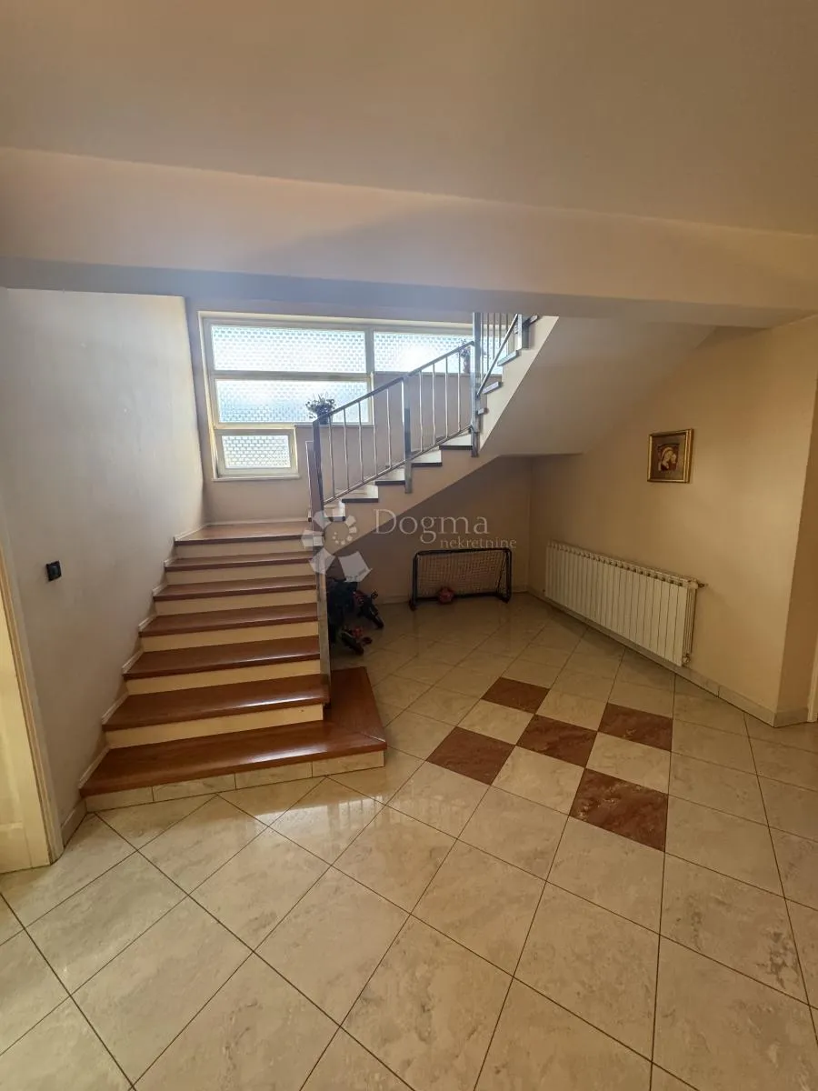 vila 425.99 m2 + 1294 m2 dvorište - prilika - slika 11