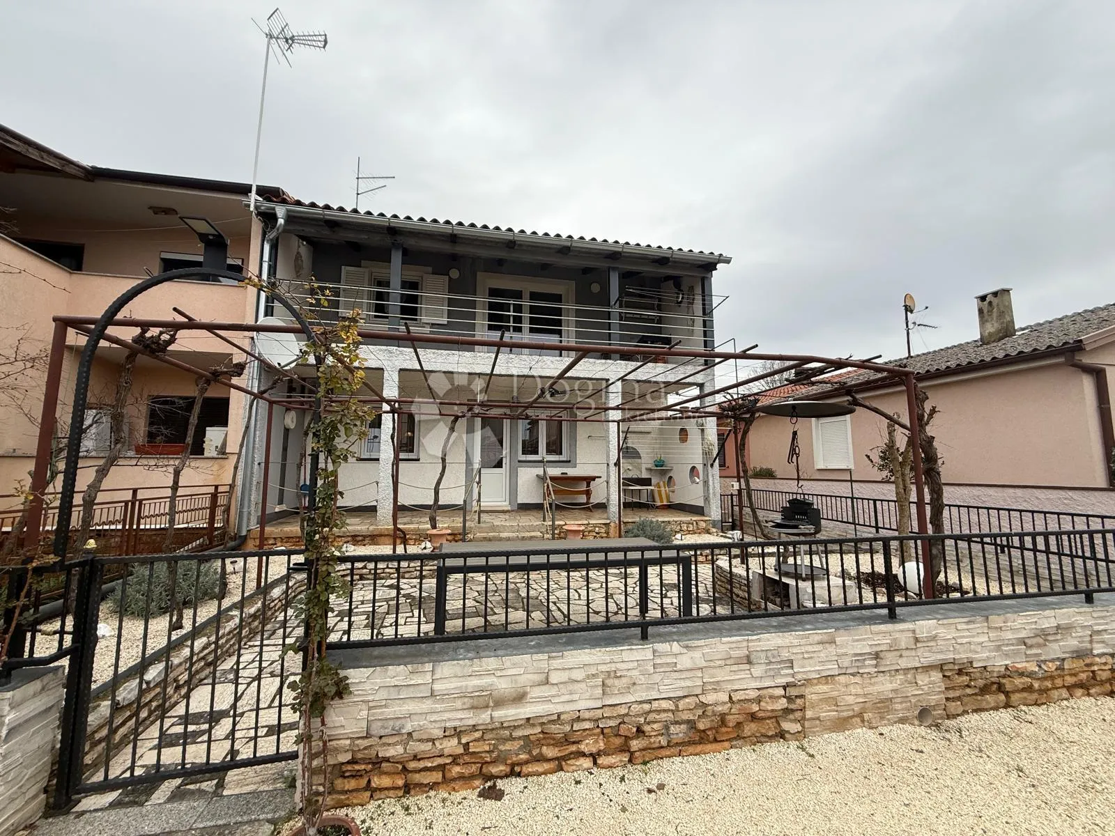 kuća s 2 stana - 300 m od mora - slika 29