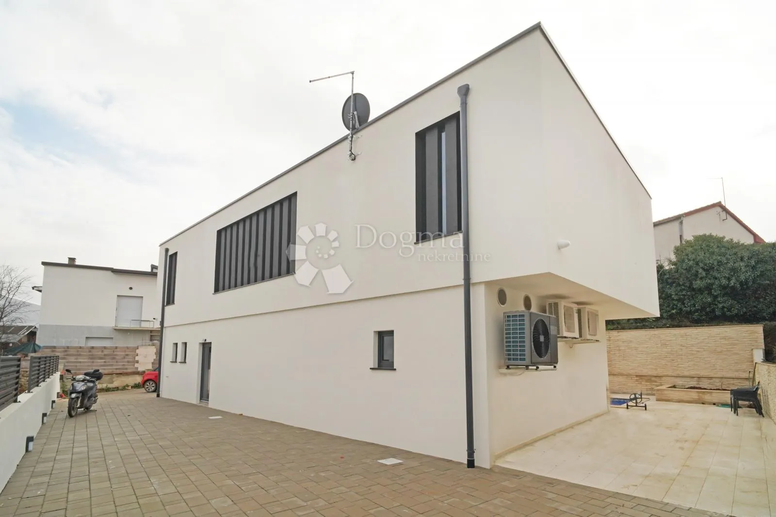 luksuzna villa s grijanim bazenom u okolici rovinja - slika 21