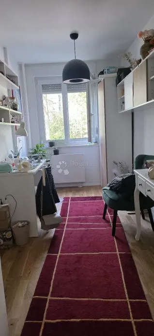 prostran 5-sobni stan s balkonom i loggiom – mirna lokacija, studentski grad - slika 19
