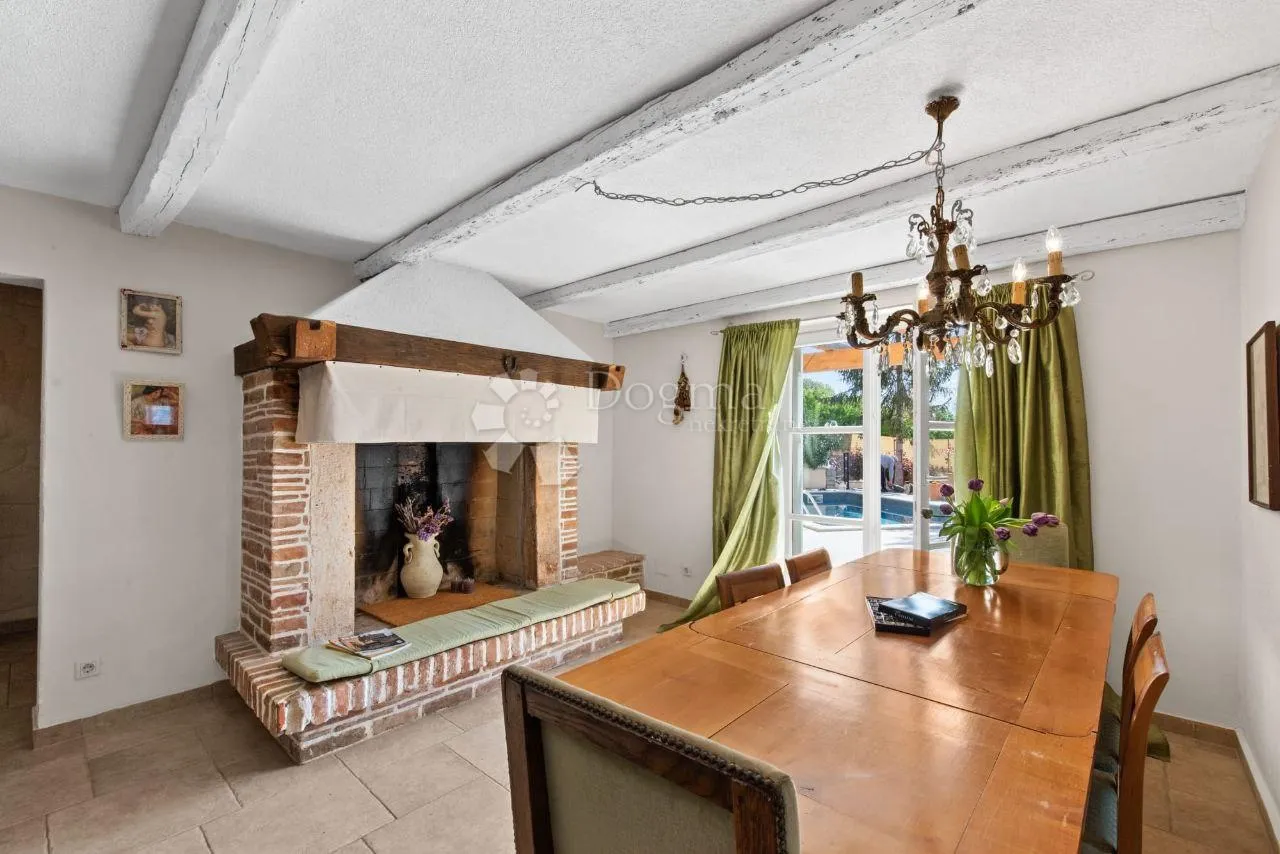 romantična kamena villa s bazenom - slika 11