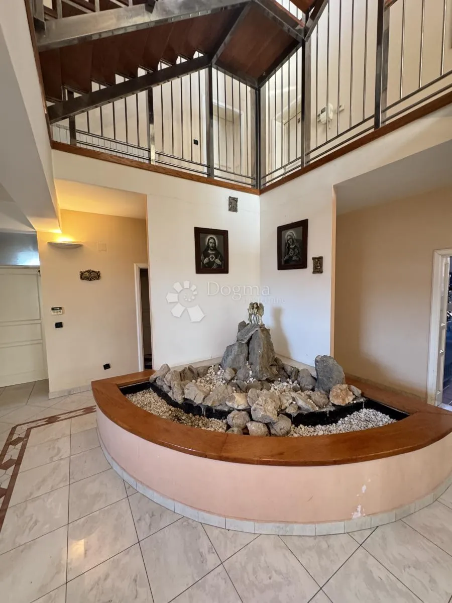 vila 425.99 m2 + 1294 m2 dvorište - prilika - slika 2