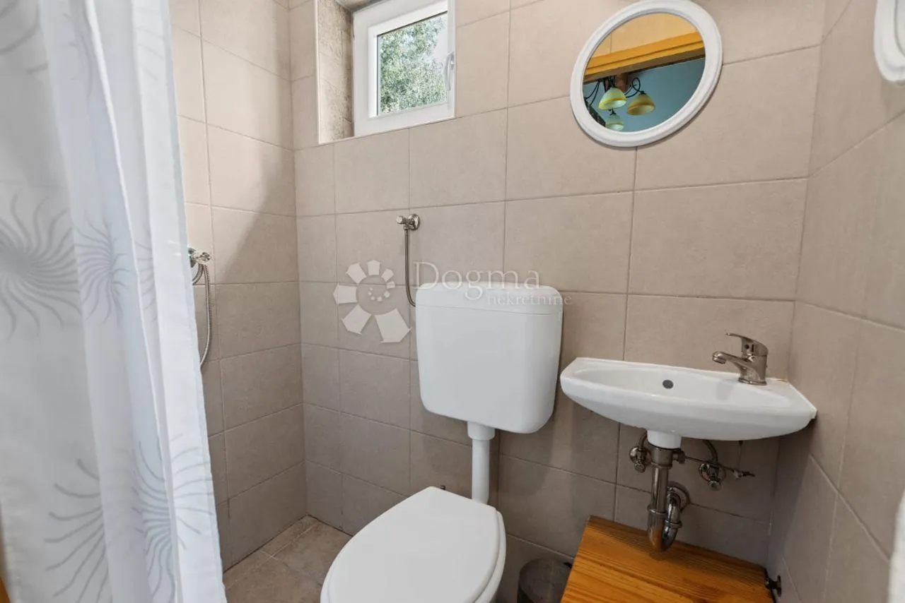 romantična kamena villa s bazenom - slika 25
