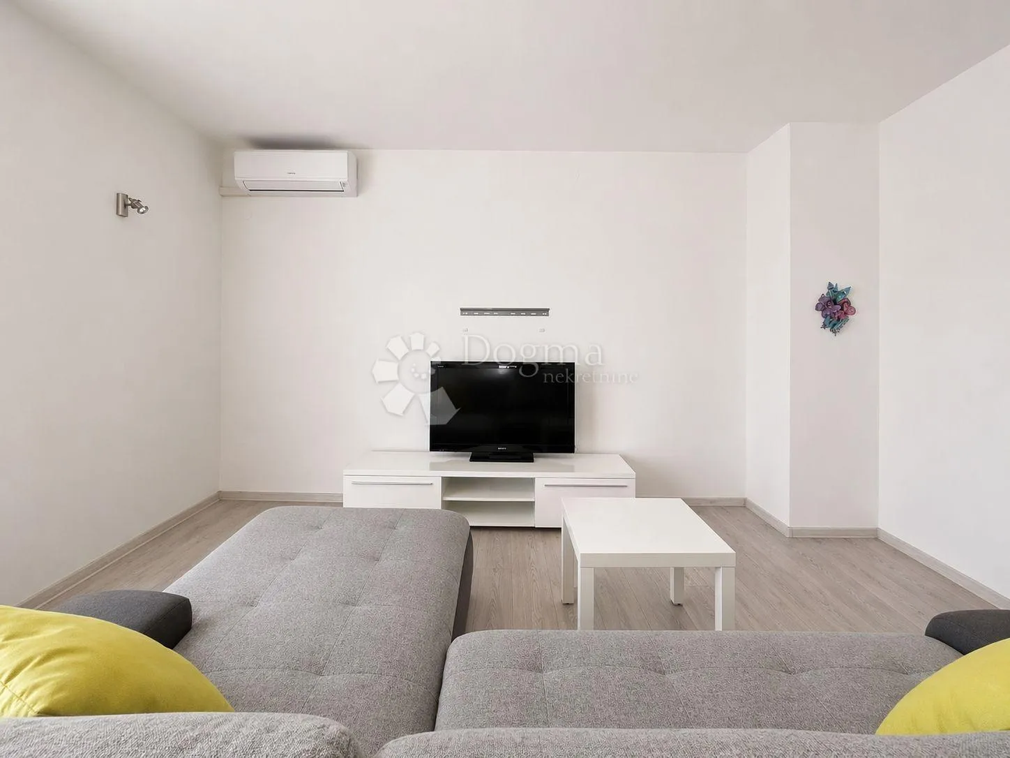 stan 130m2 - 2 stambene jedinice + terasa + parking - slika 2