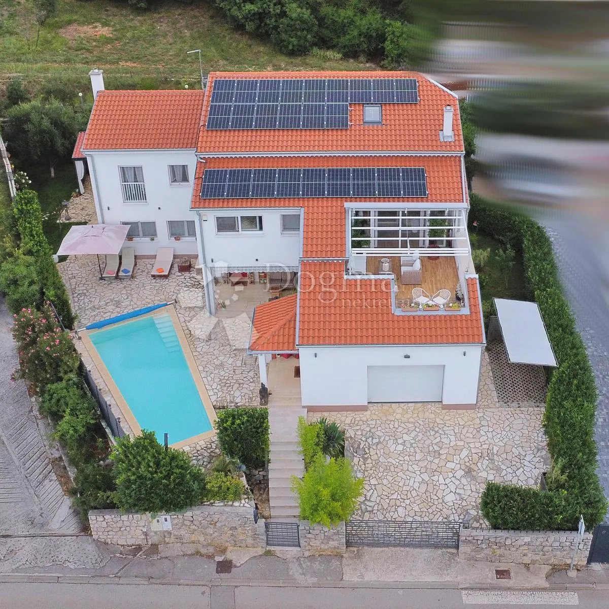 kostrena samostojeća kuća sa bazenom i dva stana! - slika 73