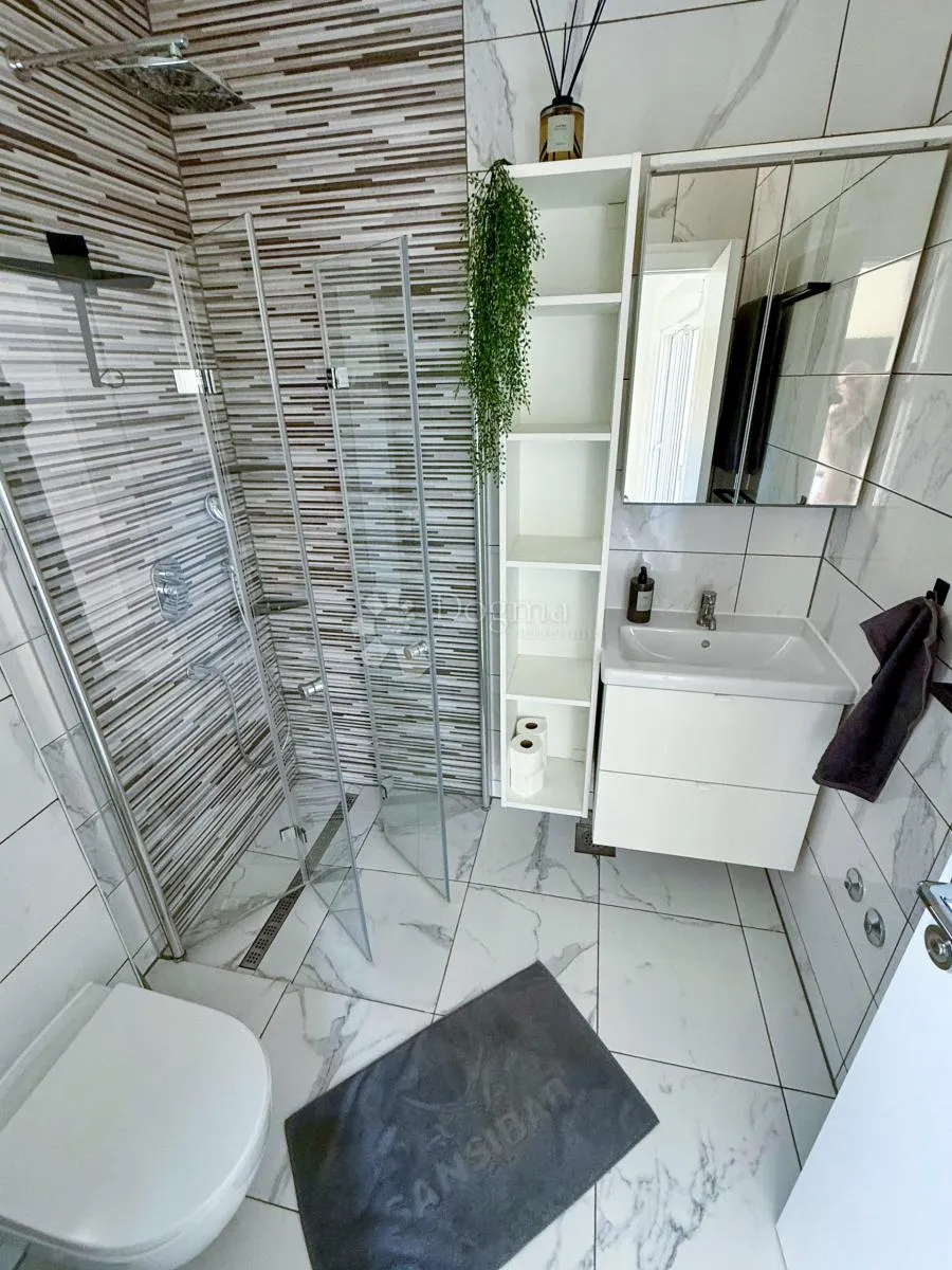 čiovo-kuća s 3 apartmana i bazenom - slika 27