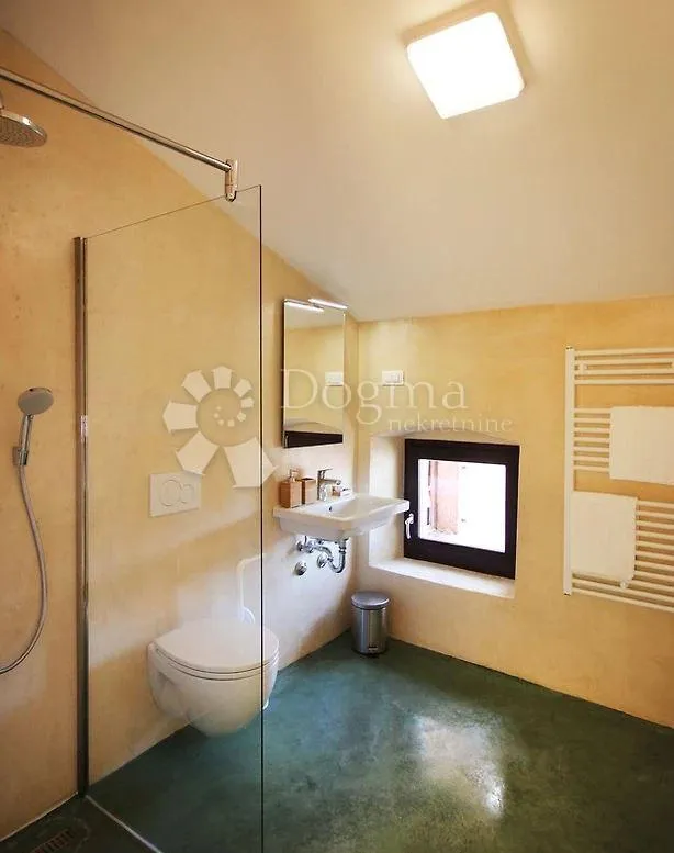 villa i dependanca sa bazenom i okućnicom - slika 10