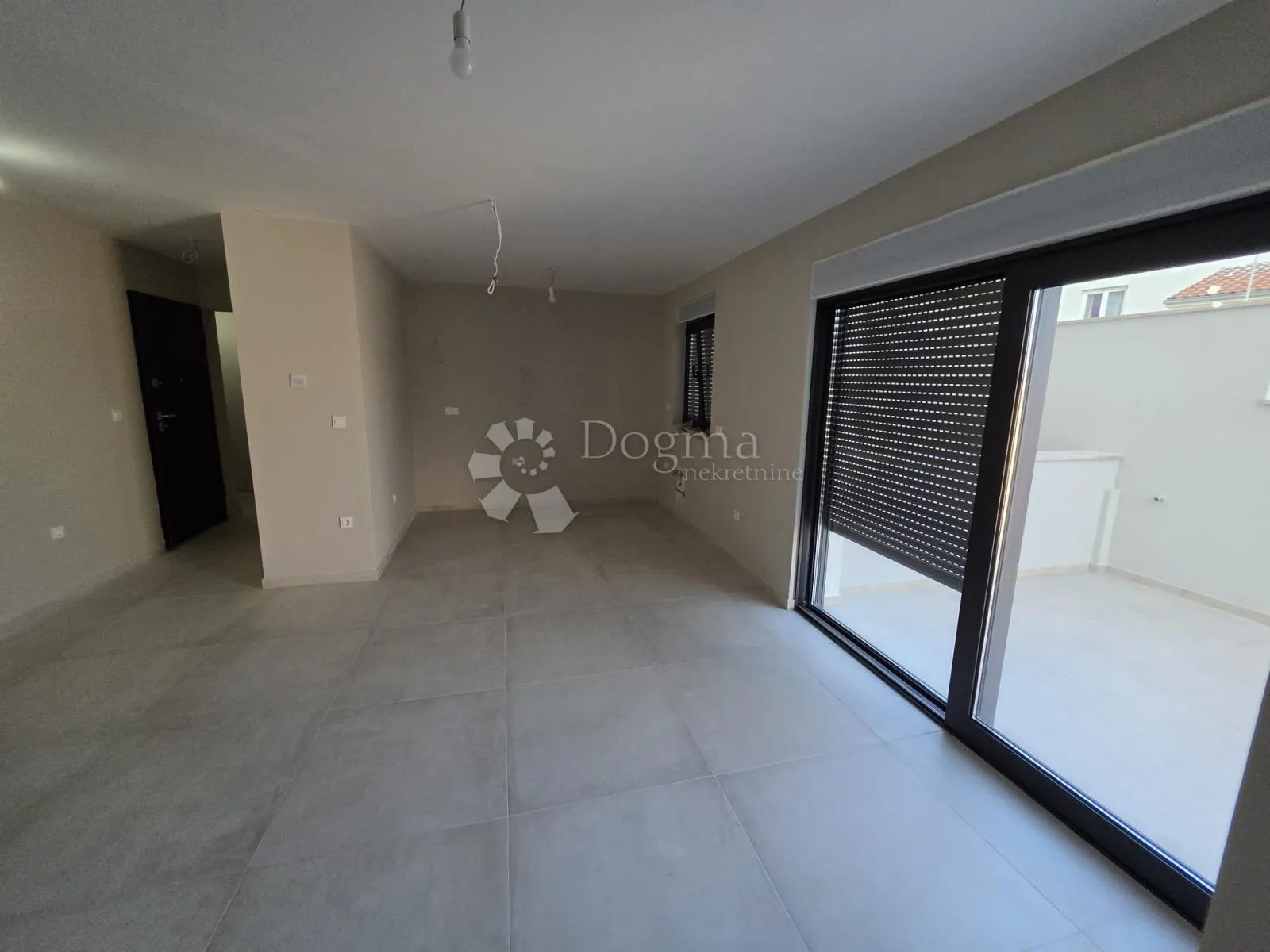 rogoznica- prizemlje u novogradnji 70m od mora - slika 7