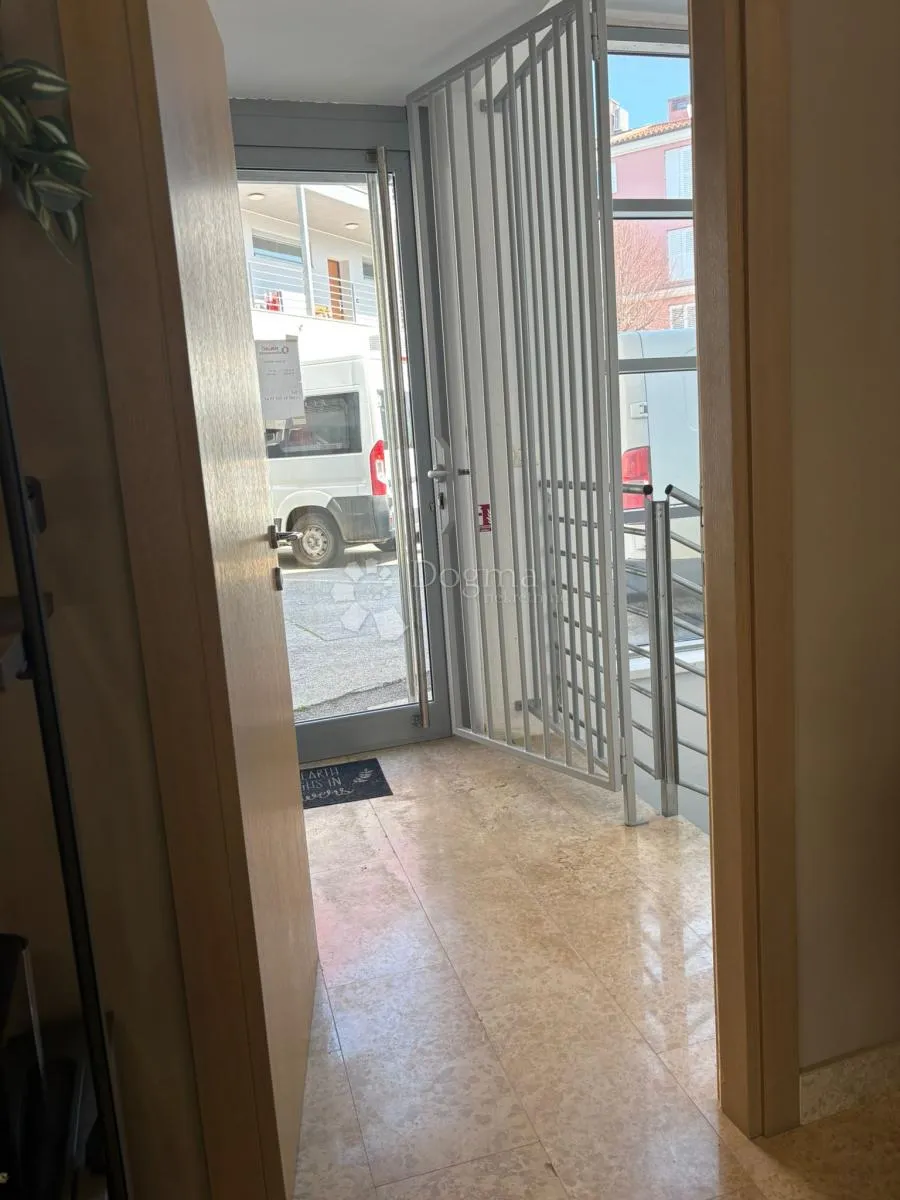 atraktivan poslovni prostor novigrad 129 m² sa vlastitim parkingom i mogućnošću prenamjene u stambeni prostor - slika 15