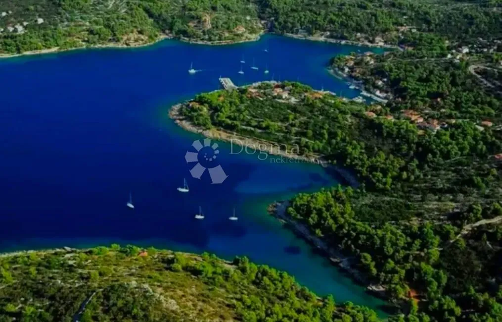 šolta-prvi red do mora, građevinska parcela 2068 m2 i kuća 10 metara do plaže - slika 1