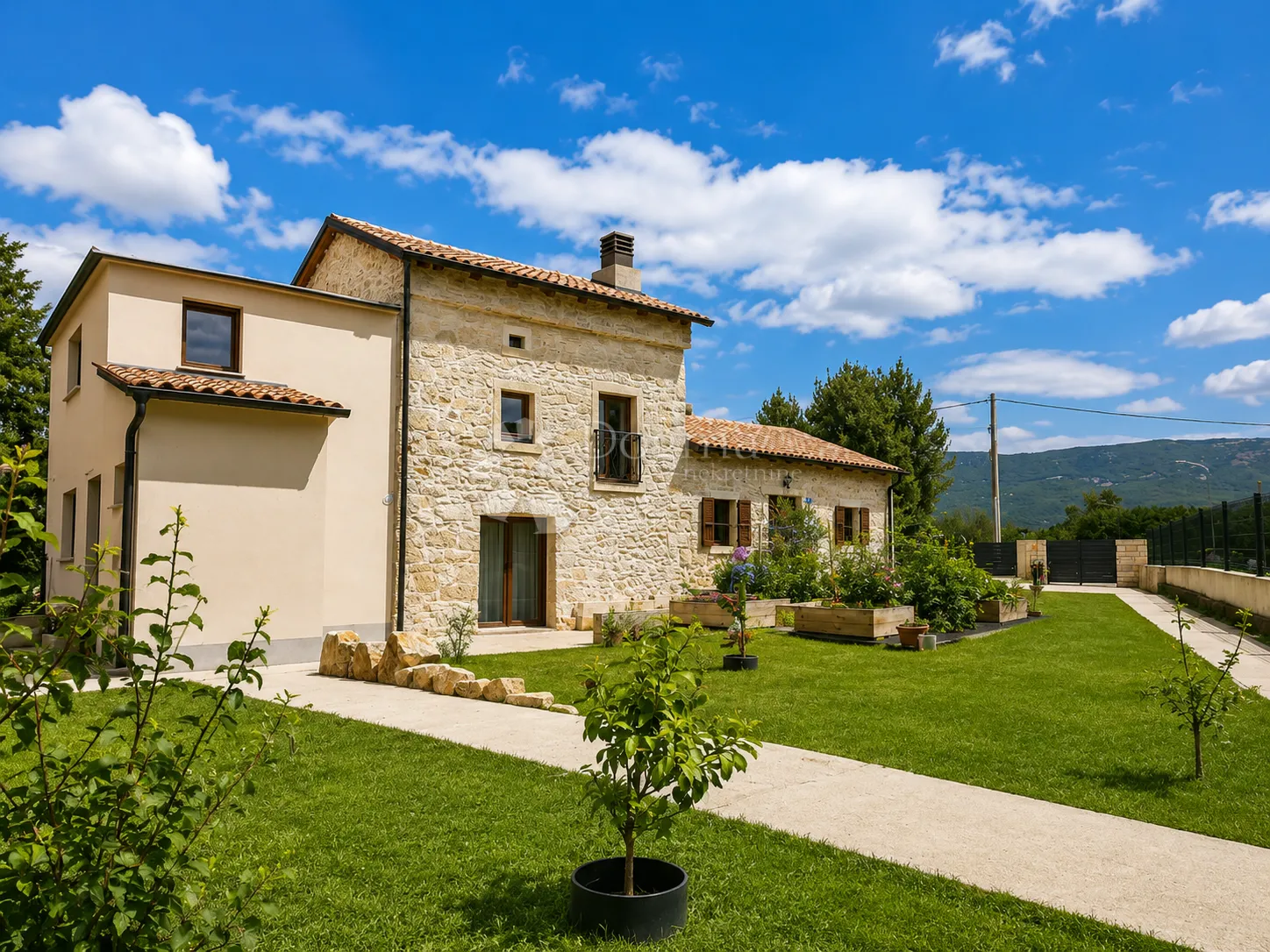 LABIN okolica,kamena kuća sa dvije stambene jedinice