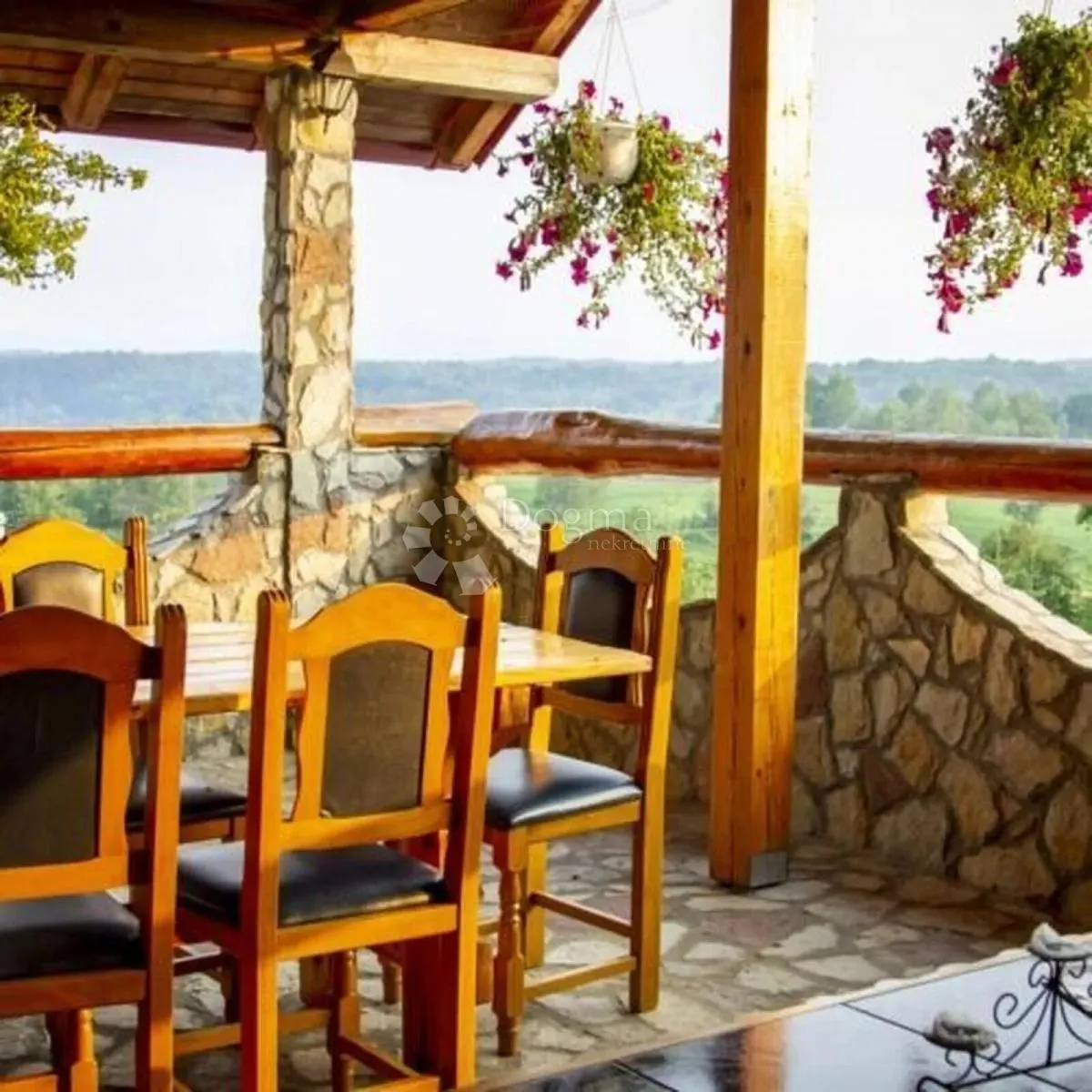 imanje kuće pomoćni objekti i zemlja 10000 m2 - slika 27