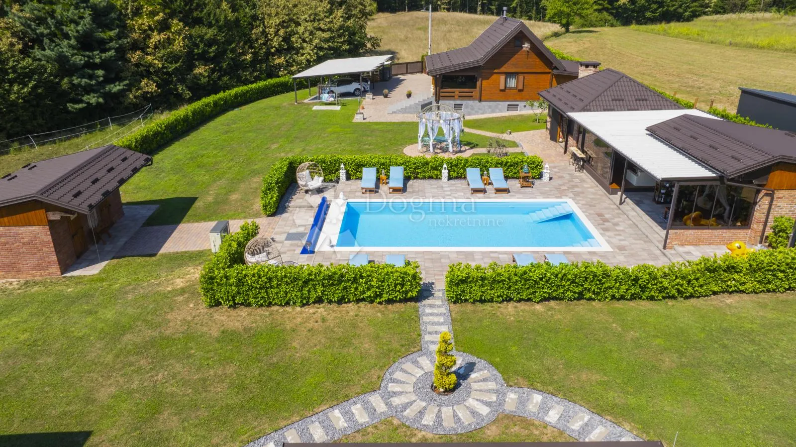 ekskluzivno imanje s kućom, tri bungalova, saunom i bazenom - slika 14