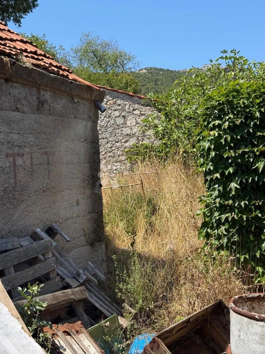 kamena kuća sa velikim dvorištem za potpunu adaptaciju - slika 6