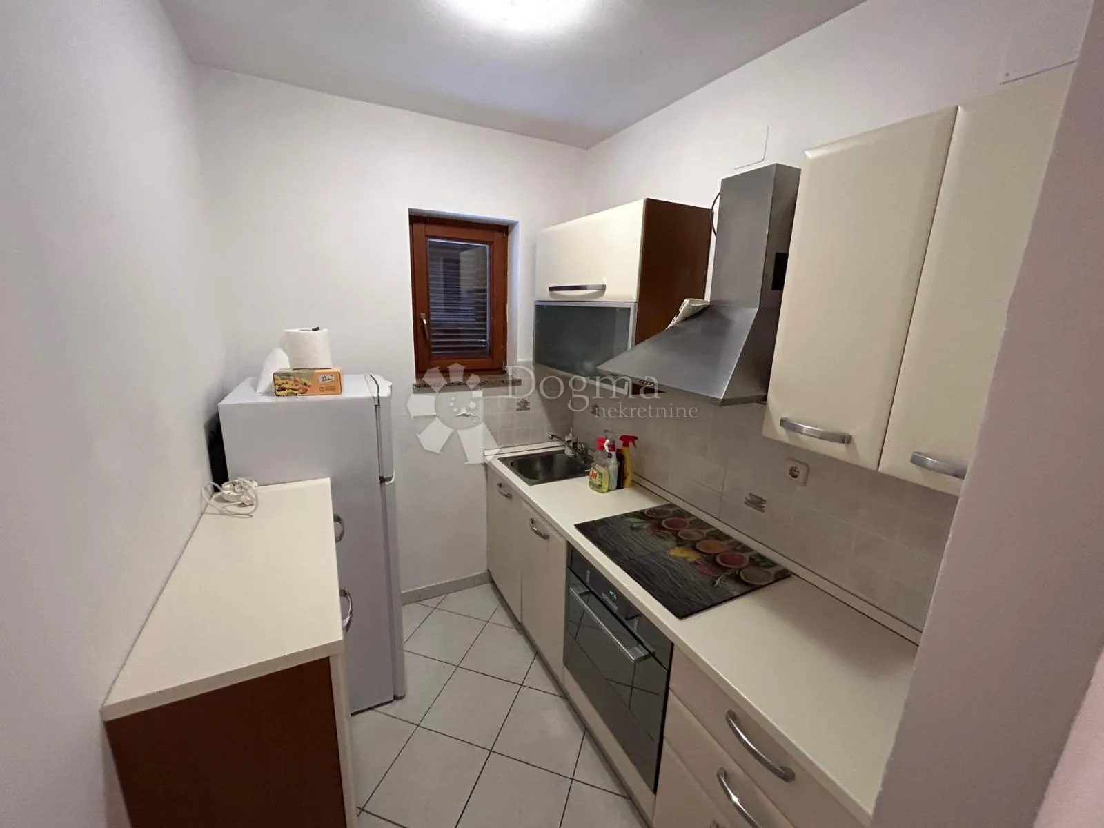 ugodan apartman- novija zgrada, blizina mora ! - slika 3