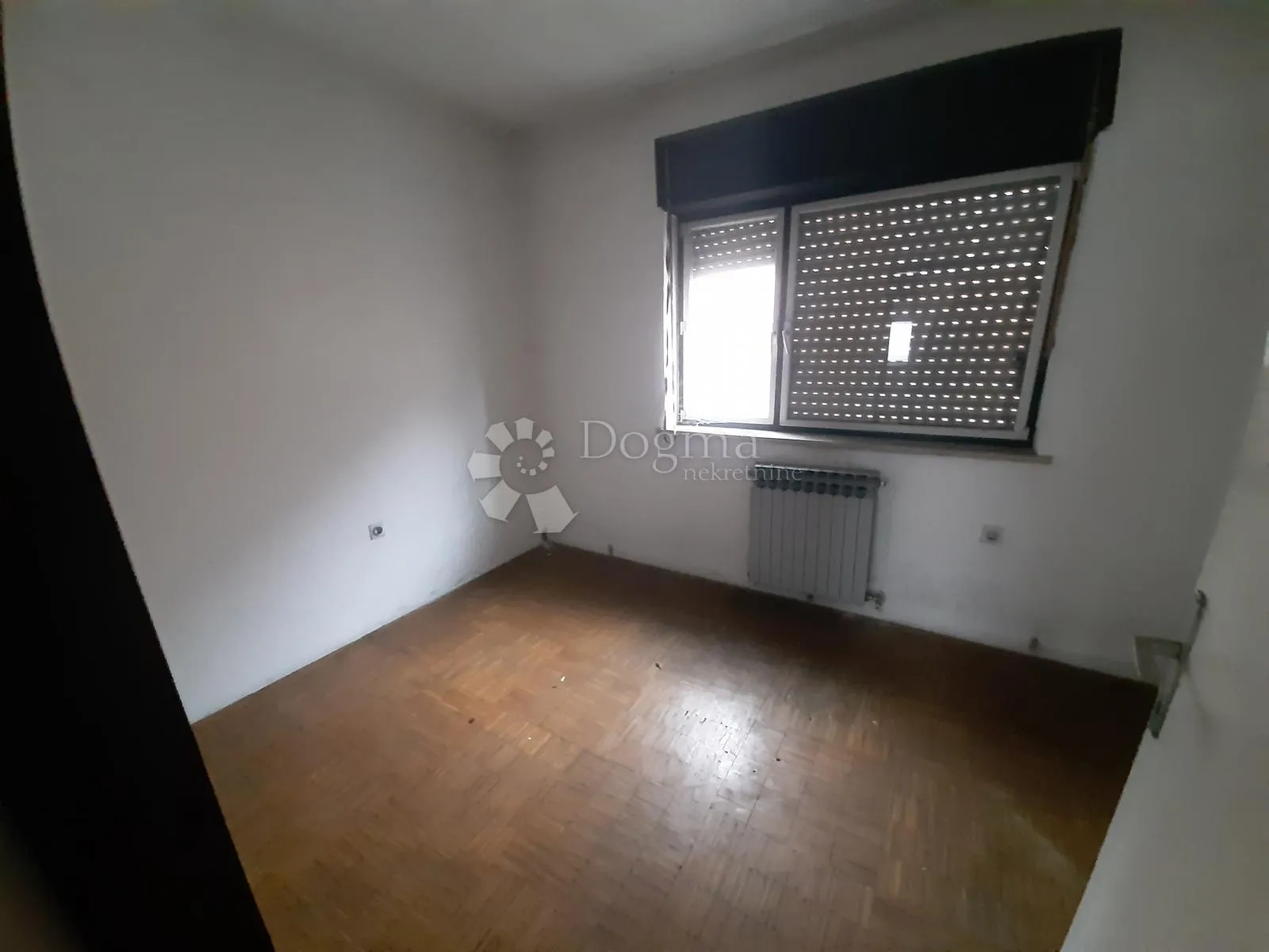 višenamjenska kuća s posl. prostorom- 250m2 + veliki parking - slika 16