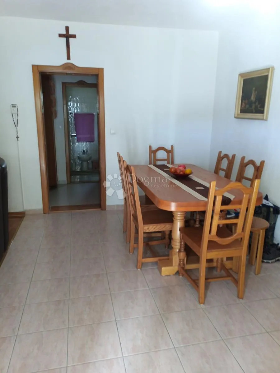 vodice prekrasna kuća sa 9 apartmana 100 metara od mora - slika 33