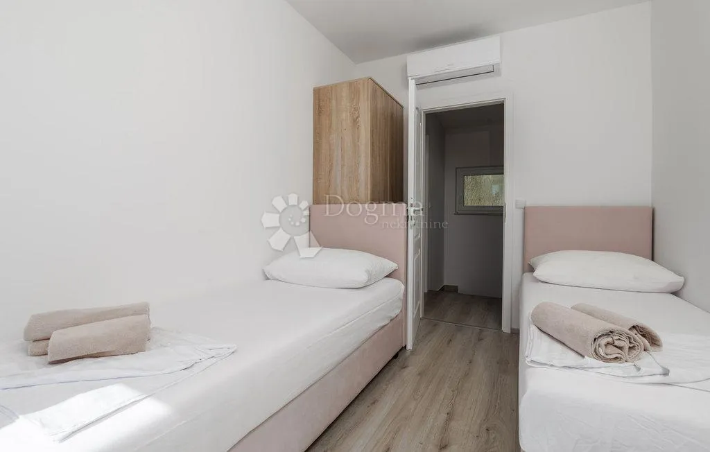 banjol-dvojna mediteranska vila s pogledom na more i bazenima - slika 34