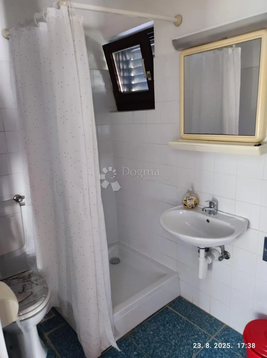 objekt sa tri zasebna apartmana, tražena lokacija kraj mora - slika 26