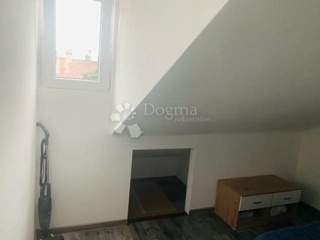 mali renovirani stan na dobroj lokaciji - slika 9