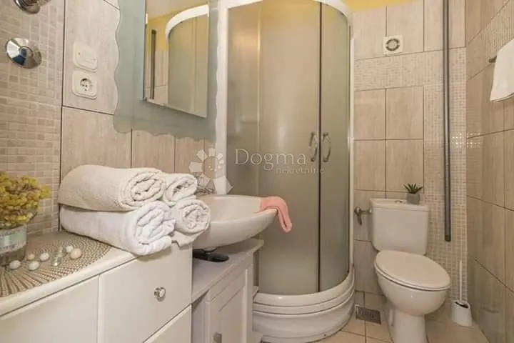 prodaja dva zasebna apartmana s pogledom na more - slika 16