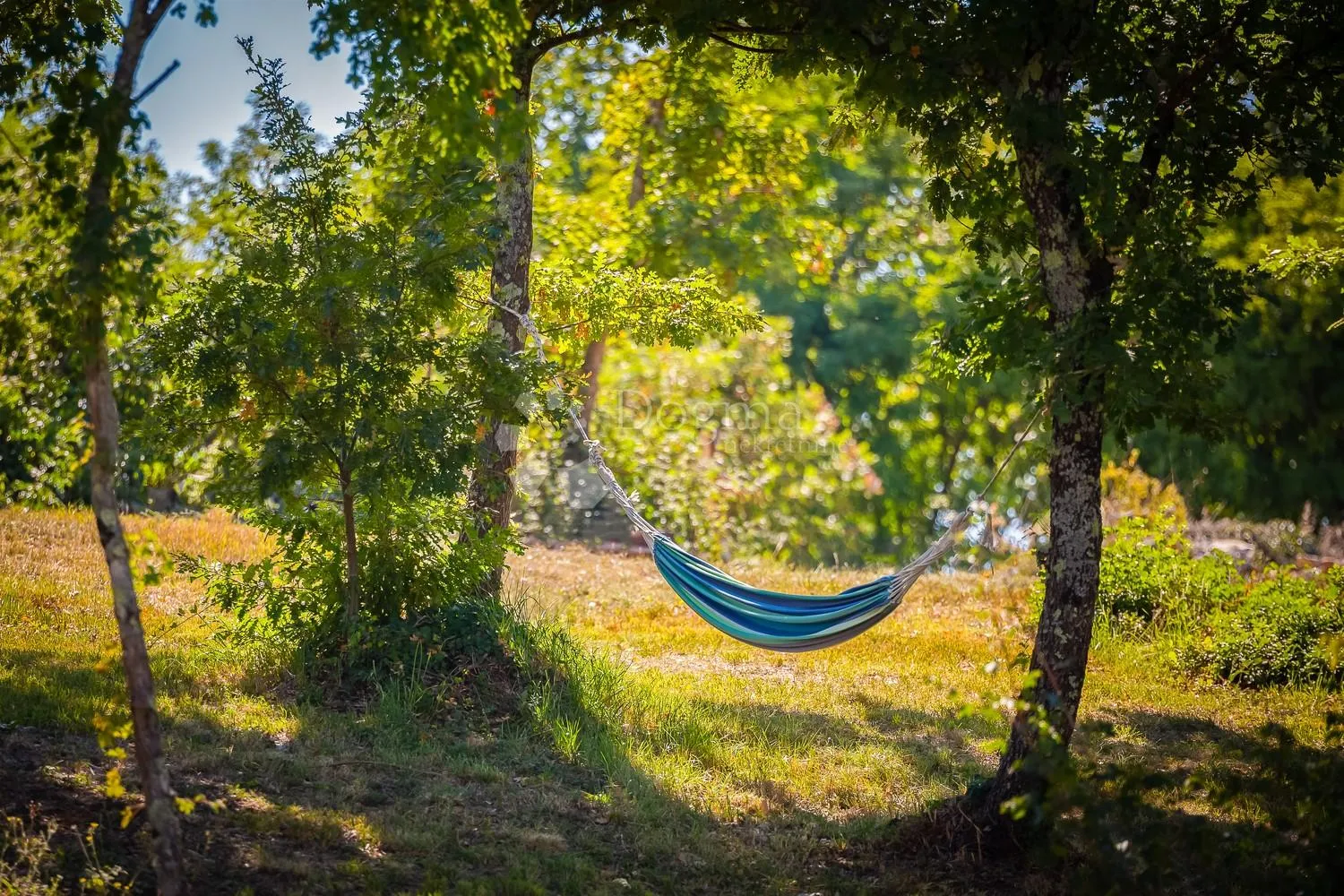 villa koja odiše elgancijom, sa bazenom i pomoćnim objektom - slika 37
