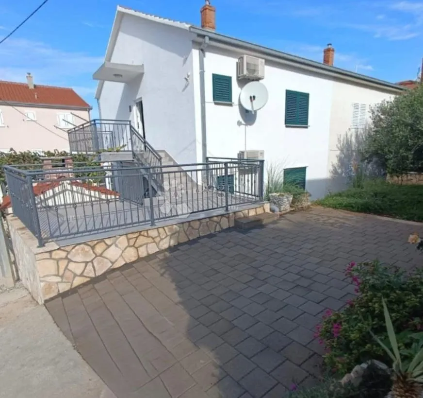 dvojna kuća na 150m od mora, okrug gornji - slika 1