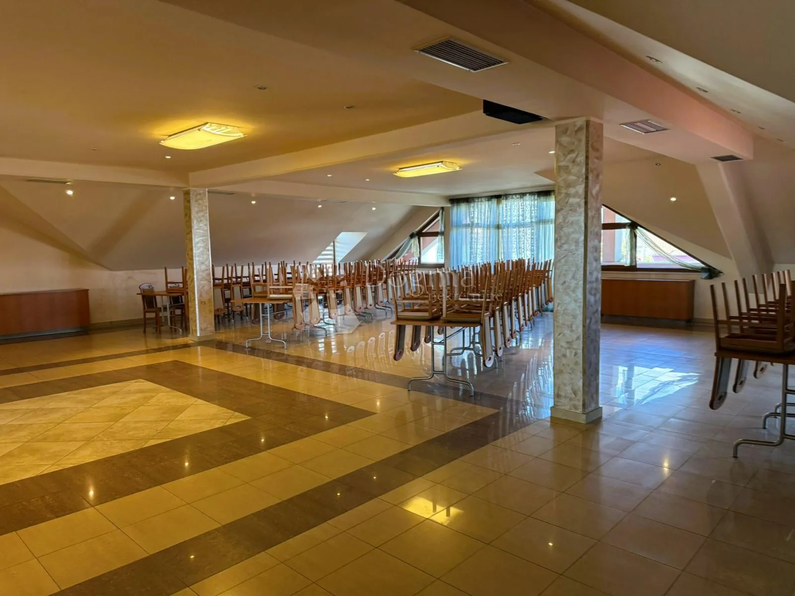 prostrana poslovna zgrada - idealna za restoran, trgovinu i događanja - slika 9