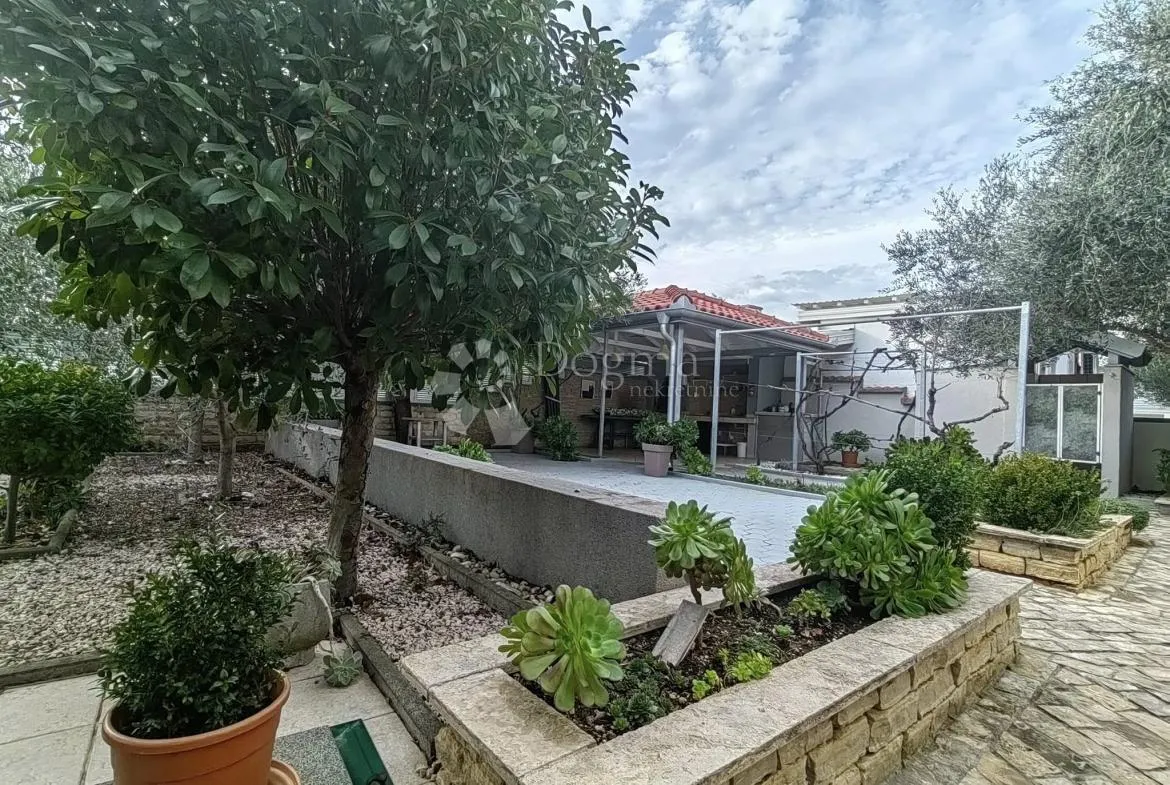 prodaje se apartmanska kuća na otoku viru!! - slika 10