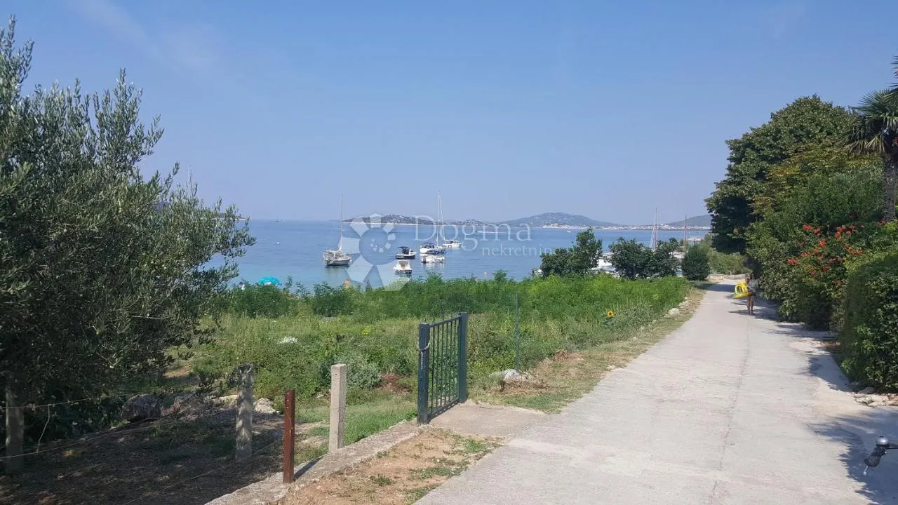 otok prvić - veća kuća nadomak plaže i mora - slika 7