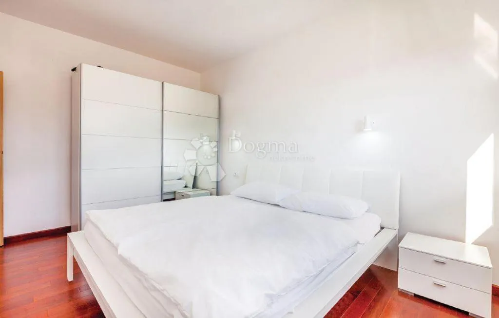 moderni jednosobni apartman u potkrovlju - slika 7