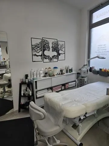 iznajmljuje se vrhunski opremljen kozmetički salon u srcu grada - slika 2