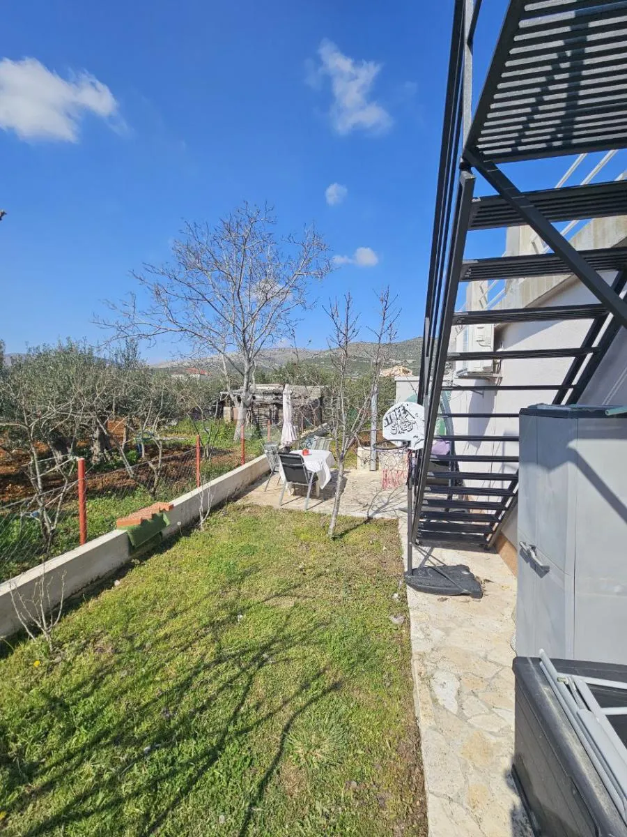 samostojeća kuća s velikom okućnicom i pogledom na more u planom! trogir - slika 21