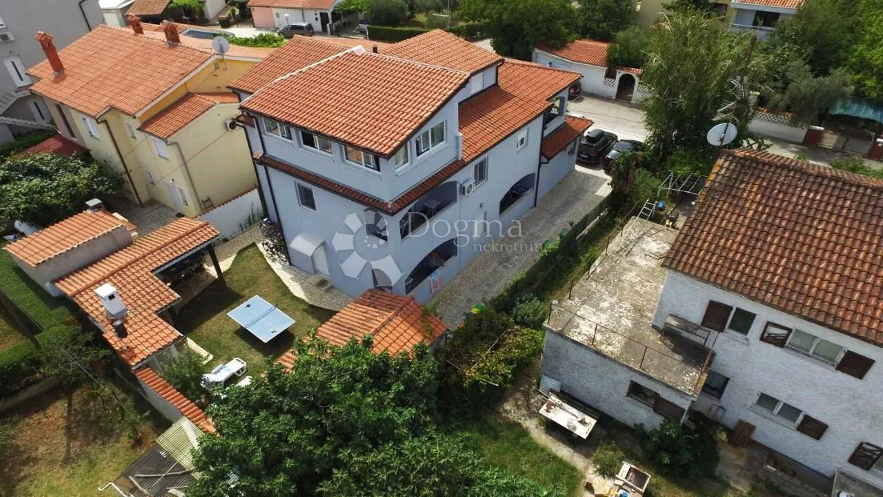 kuća sa 6 stambenih jedinica - 600m od mora! - slika 1