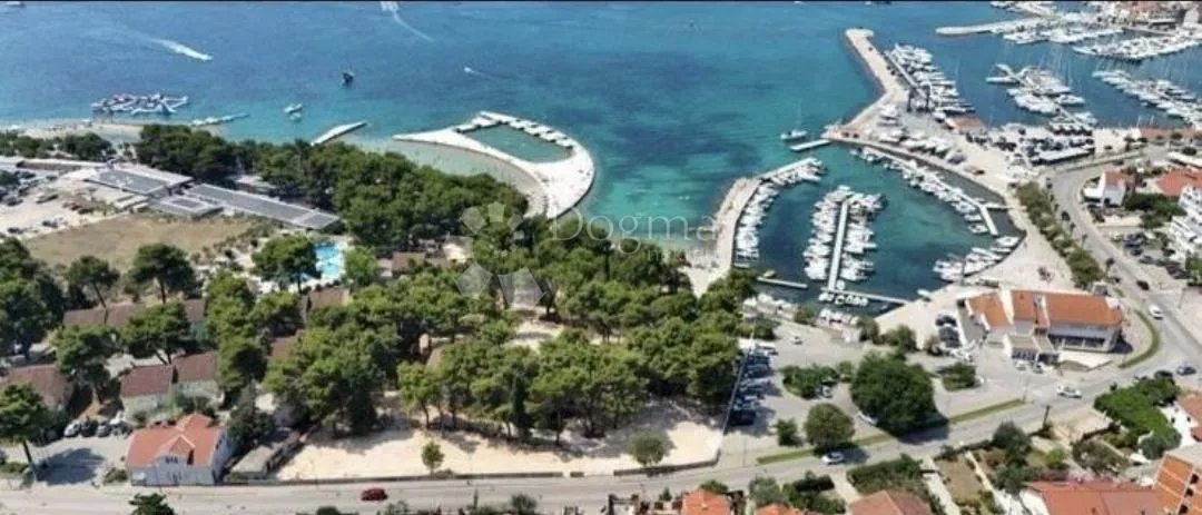 vodice 1. red do mora, 4soban stan + 2gpm - slika 2