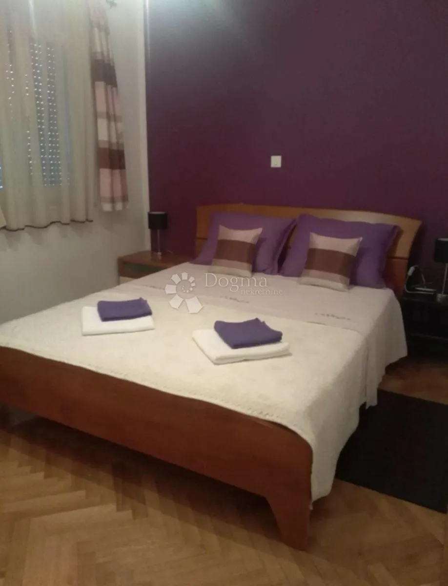 investicijski jednosoban stan s vrtom u trogir – potpuno namješten, parking, uhodan turistički najam - slika 4