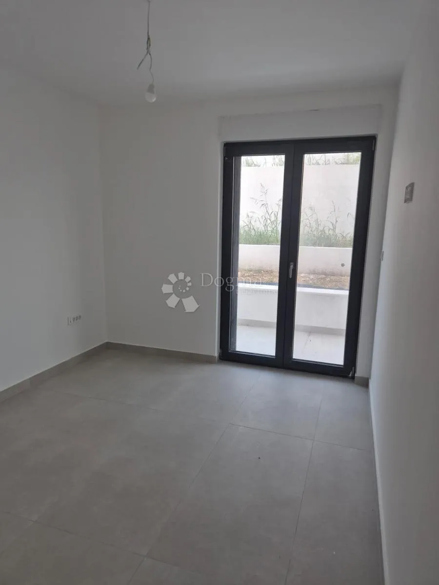 okrug gornji – novogradnja – prostran moderan stan (s1) s prostranim terasama, 150 m od plaže - slika 4
