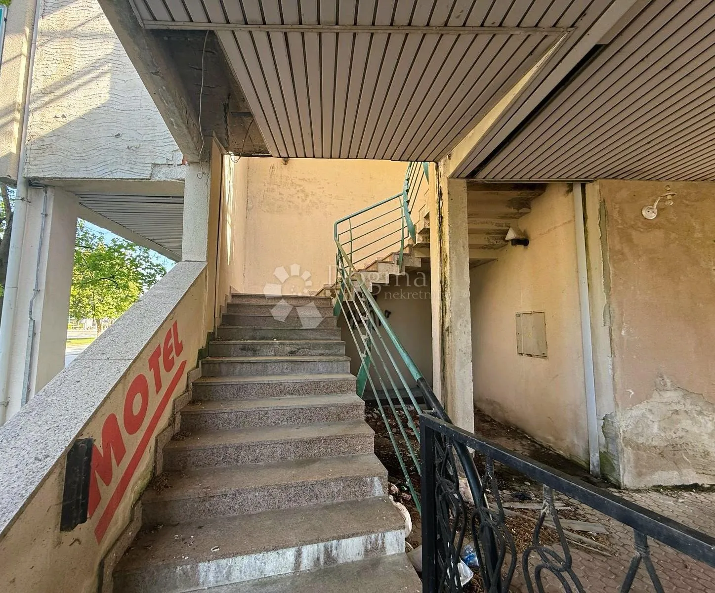 prodaje se motel s poslovnim prostorom - slika 2