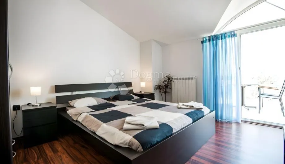 kuća sa bazenom, teretanom i 5 spavaćih soba - pula - slika 11
