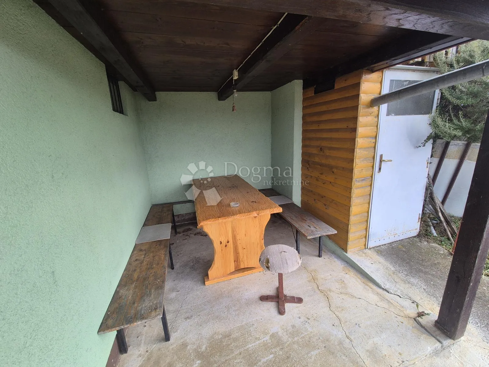 šarmantna vikendica sa voćnjakom i vinogradom na brijegu okruženom dvorcima - slika 10
