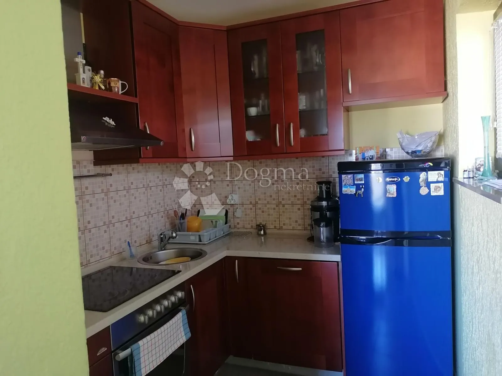 kuća na drenovi s dva trosobna stana i velikom okućnicom - slika 24