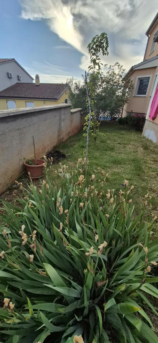 kuća sa 2 stana i bazenom - slika 133
