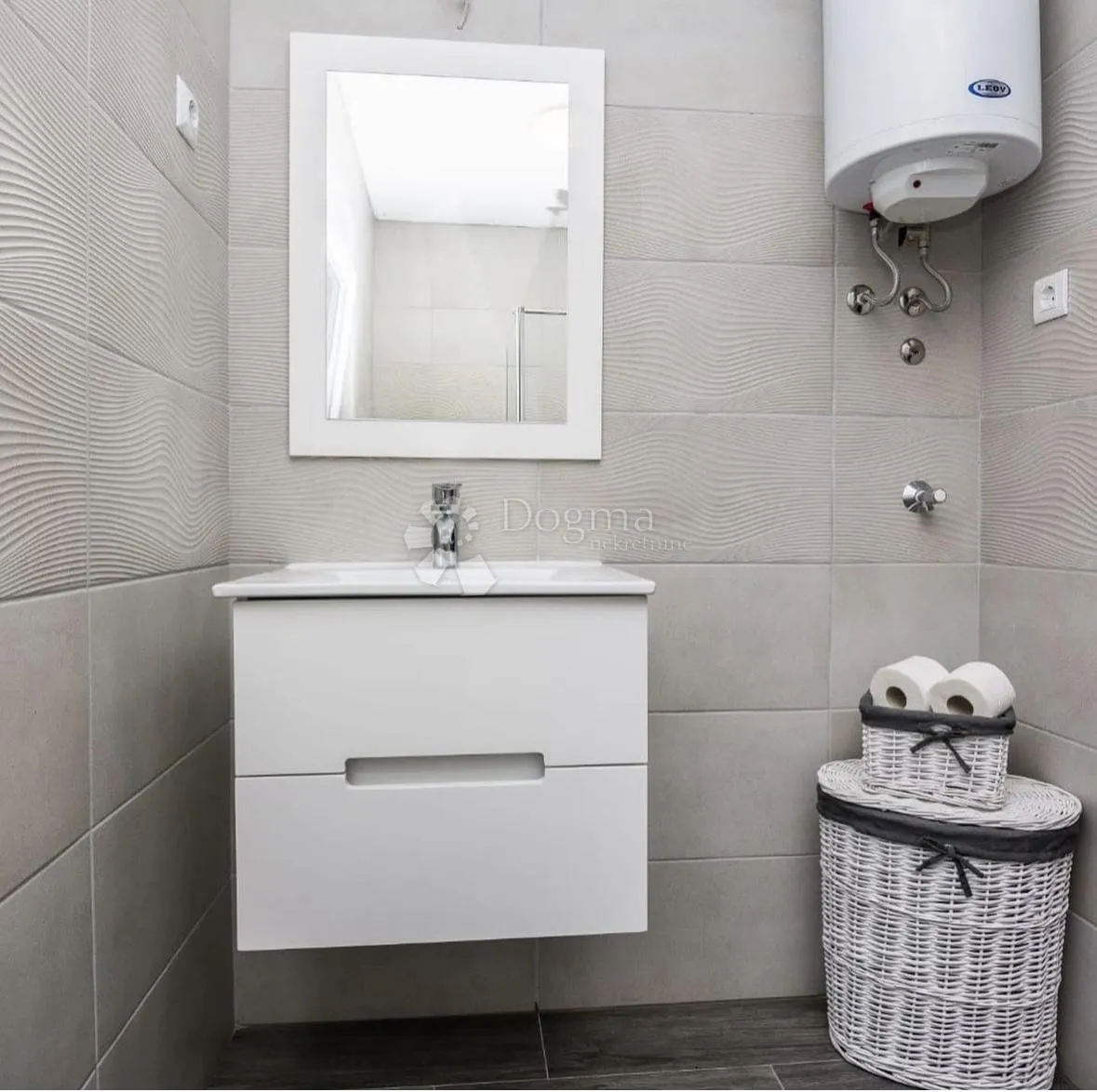 prodaje se kat kuće s dva moderno namještena apartmana centar vira - slika 23
