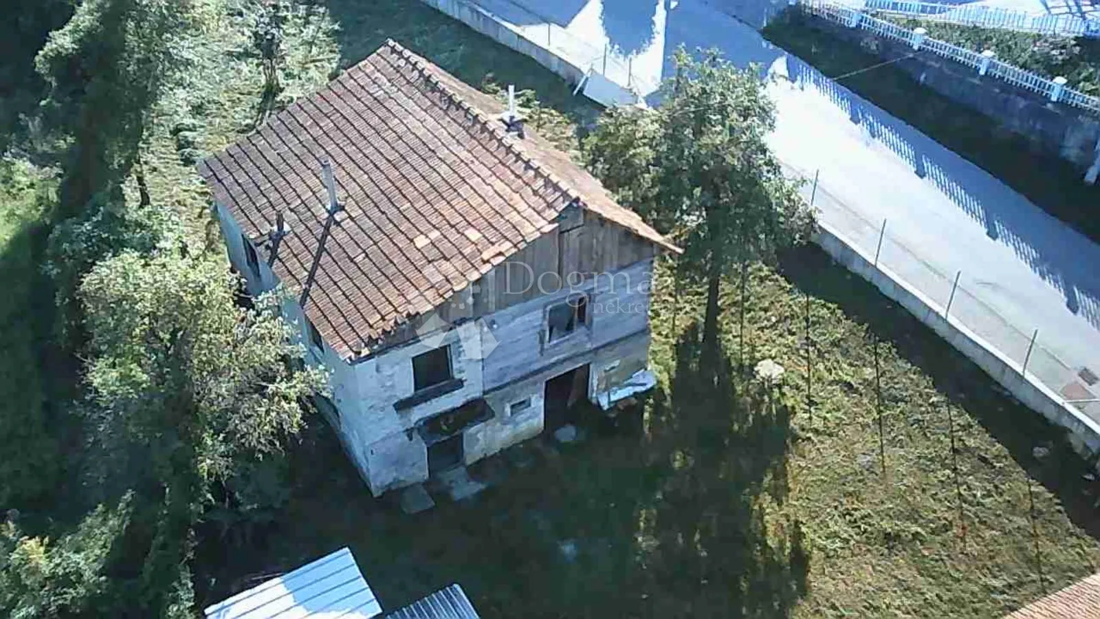 drvena hrastova kuća 120m² za renovaciju sa dvorištem - slika 10