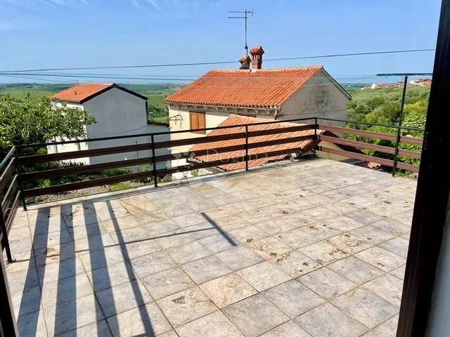 kuća, s restoranom u prizemlju, u centru buja - slika 33