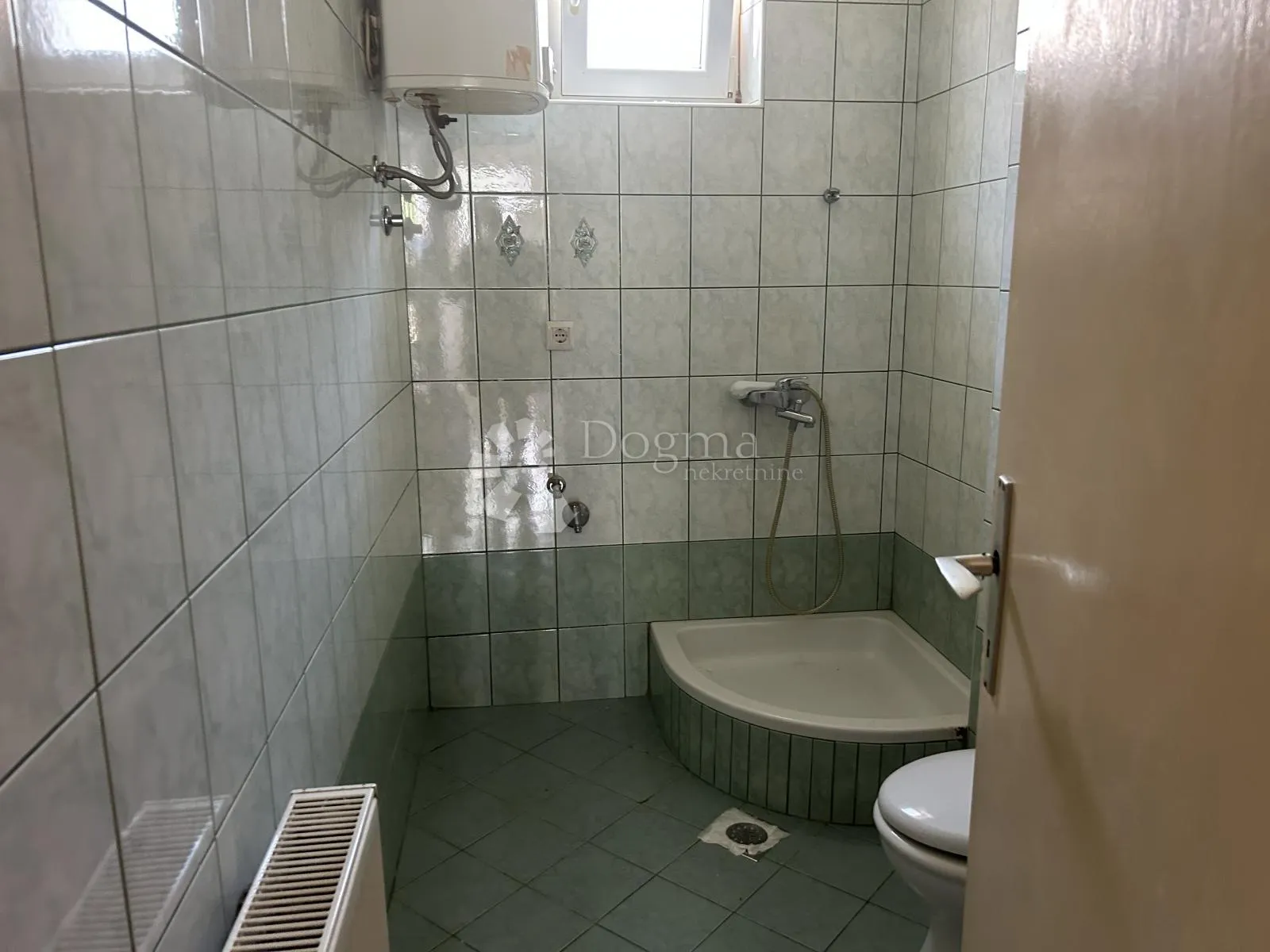marinići kuća sa tri stana i garaža - slika 6