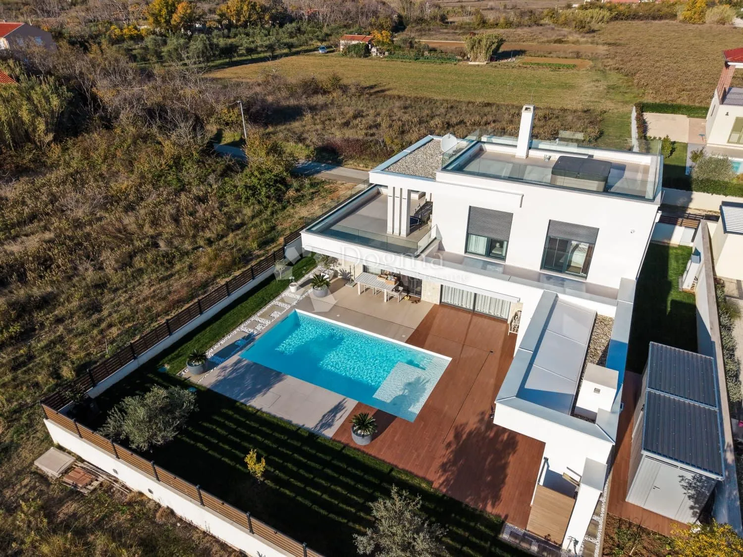 luksuzna vila u privlaci s pogledom na more i uređenim vrtom - slika 36