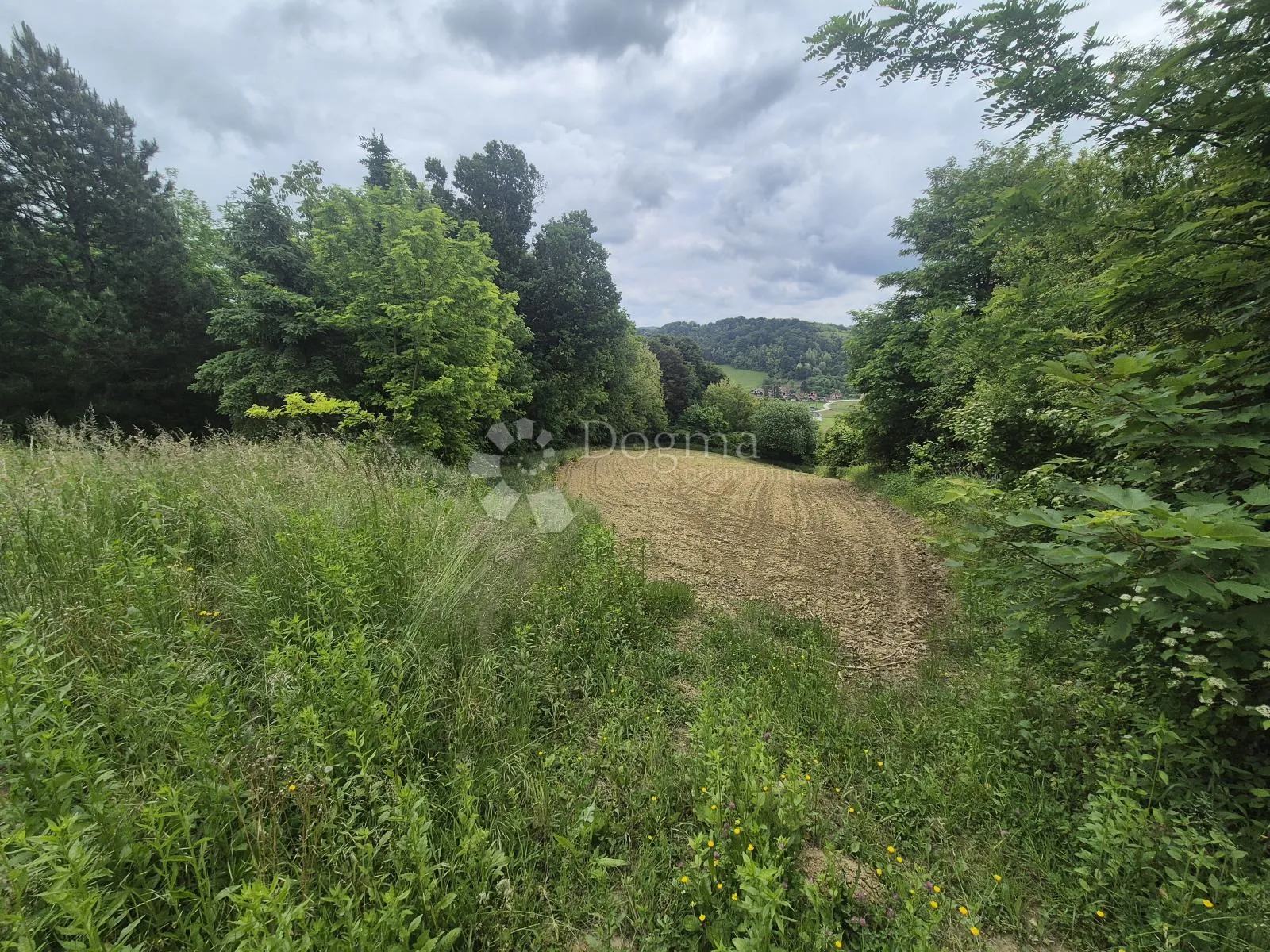 građevinsko zemljište 1.543m² na bregu iznad sv. križa začretja! - slika 2