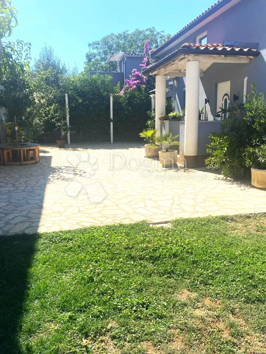 prilika - 2 kuće sa bazenom na odličnoj lokaciji - slika 55